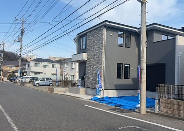 住宅用の土地では前面道路に2m以上接していなければならないと法律で定められています。しかし、お持ちの車のサイズやライフスタイルなどにより、2mでは利便が悪い場合もございますので、事前に確認しましょう。