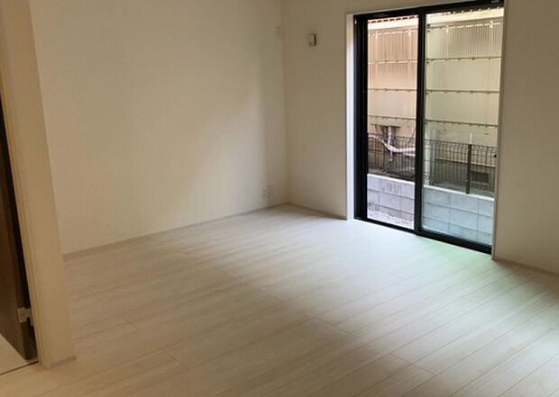 リビングの間取りの種類は大きくわけてリビングとダイニングが別になっているタイプ、リビングダイニング一体型です。どちらも一長一短ですので、家を選ぶ時はその両面をチェックして決めるようにしましょう。