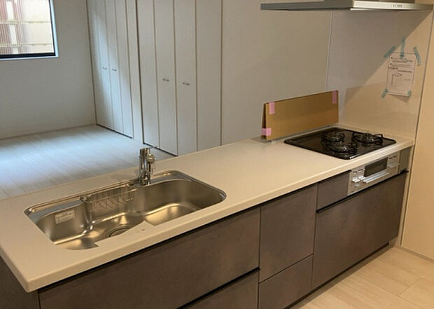 標準的なシステムキッチンの横幅は、165cm~300cm程度です。2100・2400・2550・2700などミリ単位で表記されます。普段どのように料理をするのかを想定しながら合ったサイズを選びましょう