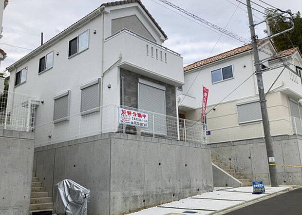 住宅用の土地では前面道路に2m以上接していなければならないと法律で定められています。しかし、お持ちの車のサイズやライフスタイルなどにより、2mでは利便が悪い場合もございますので、事前に確認しましょう。