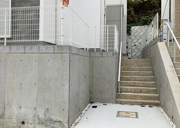 木造住宅とは土台、壁、柱など建築物の強度を支える構造体の材に木が使用されている構造を指します。構造体は建物の自重を支えるだけではなく風圧や水圧、積裁荷重などあらゆる衝撃に耐えるための基礎です。