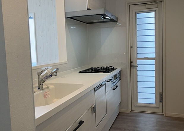 標準的なシステムキッチンの横幅は、165cm~300cm程度です。2100・2400・2550・2700などミリ単位で表記されます。普段どのように料理をするのかを想定しながら合ったサイズを選びましょう