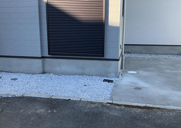 木造住宅とは土台、壁、柱など建築物の強度を支える構造体の材に木が使用されている構造を指します。構造体は建物の自重を支えるだけではなく風圧や水圧、積裁荷重などあらゆる衝撃に耐えるための基礎です。