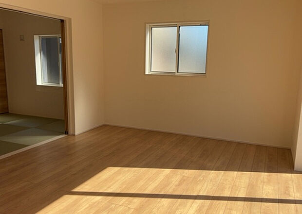 リビングの間取りの種類は大きくわけてリビングとダイニングが別になっているタイプ、リビングダイニング一体型です。どちらも一長一短ですので、家を選ぶ時はその両面をチェックして決めるようにしましょう。