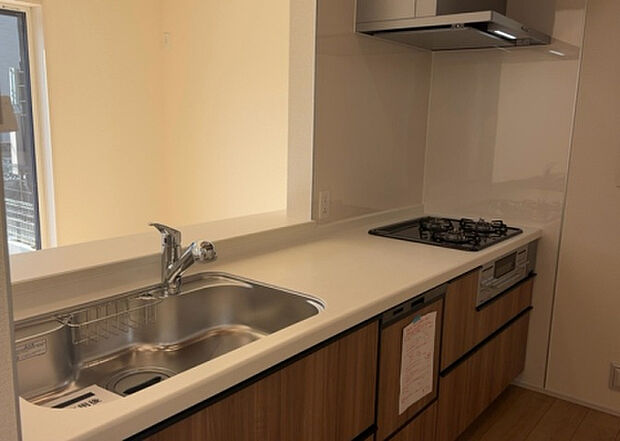 標準的なシステムキッチンの横幅は、165cm~300cm程度です。2100・2400・2550・2700などミリ単位で表記されます。普段どのように料理をするのかを想定しながら合ったサイズを選びましょう