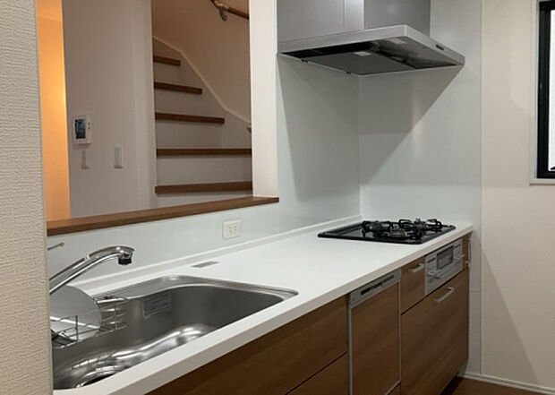 標準的なシステムキッチンの横幅は、165cm~300cm程度です。2100・2400・2550・2700などミリ単位で表記されます。普段どのように料理をするのかを想定しながら合ったサイズを選びましょう