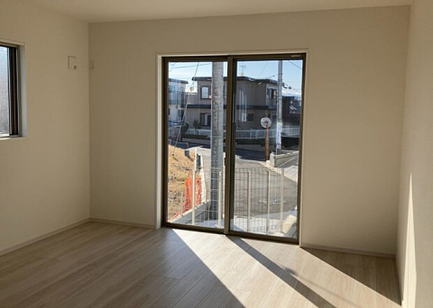 リビングの間取りの種類は大きくわけてリビングとダイニングが別になっているタイプ、リビングダイニング一体型です。どちらも一長一短ですので、家を選ぶ時はその両面をチェックして決めるようにしましょう。