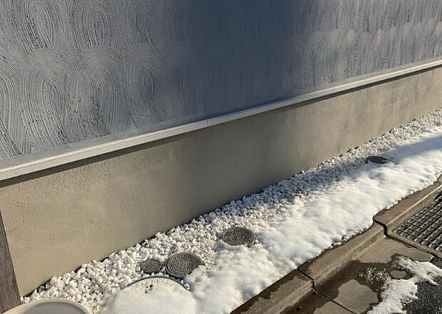 木造住宅とは土台、壁、柱など建築物の強度を支える構造体の材に木が使用されている構造を指します。構造体は建物の自重を支えるだけではなく風圧や水圧、積裁荷重などあらゆる衝撃に耐えるための基礎です。