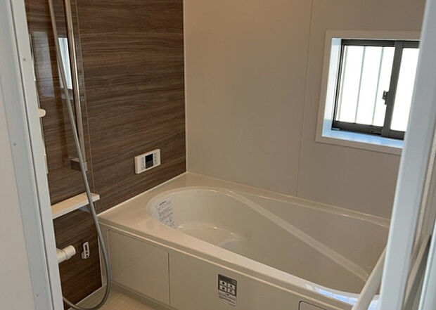 入浴時の快適さも大事なことですが、綺麗な状態を維持できなければ気持ちよく入浴できません。毎日の掃除が楽という点は大事なポイントになります!カビが生えにくく掃除がしやすい、壁や浴槽を選ぶといいでしょう。