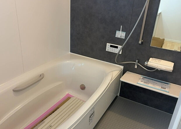 入浴時の快適さも大事なことですが、綺麗な状態を維持できなければ気持ちよく入浴できません。毎日の掃除が楽という点は大事なポイントになります!カビが生えにくく掃除がしやすい、壁や浴槽を選ぶといいでしょう。