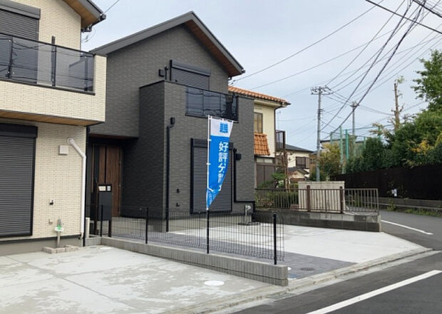 ついに完成致しました！現地をご見学に行く際は、道路の幅や周辺の交通量、施設などをご確認頂くことをおすすめします！物件の流れが早いため、内見をしたい方はお早めに当社営業までお問い合わせ頂きご予約下さい！