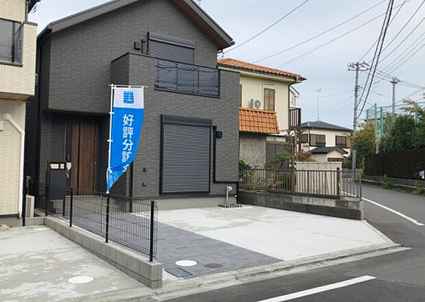 住宅用の土地では前面道路に2m以上接していなければならないと法律で定められています。しかし、お持ちの車のサイズやライフスタイルなどにより、2mでは利便が悪い場合もございますので、事前に確認しましょう。