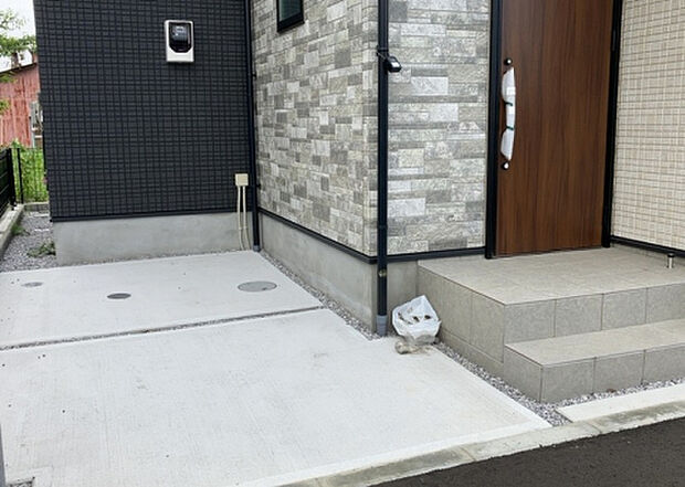 木造住宅とは土台、壁、柱など建築物の強度を支える構造体の材に木が使用されている構造を指します。構造体は建物の自重を支えるだけではなく風圧や水圧、積裁荷重などあらゆる衝撃に耐えるための基礎です。