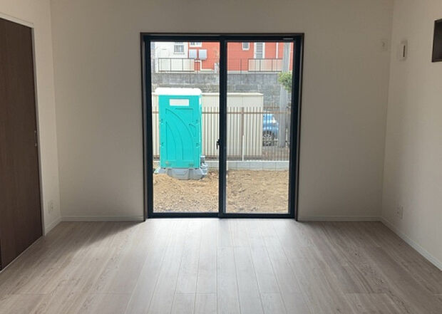 リビングの間取りの種類は大きくわけてリビングとダイニングが別になっているタイプ、リビングダイニング一体型です。どちらも一長一短ですので、家を選ぶ時はその両面をチェックして決めるようにしましょう。