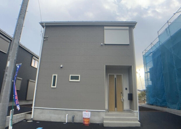 ついに完成致しました!現地をご見学に行く際は、道路の幅や周辺の交通量、施設などをご確認頂くことをおすすめします!物件の流れが早いため、内見をしたい方はお早めに当社営業までお問い合わせ頂きご予約下さい!