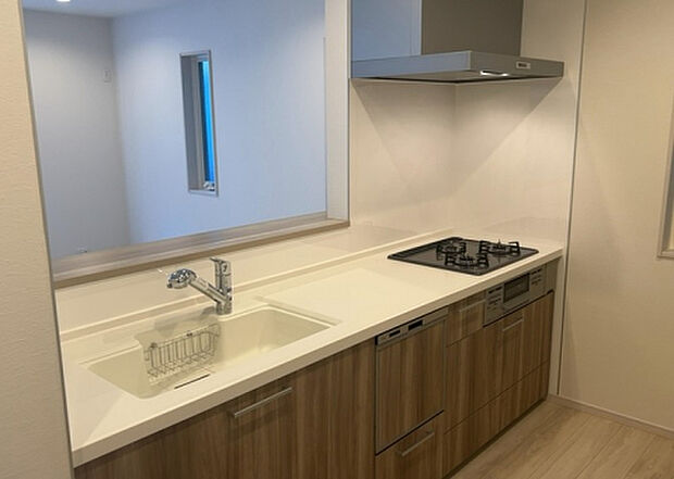 標準的なシステムキッチンの横幅は、165cm~300cm程度です。2100・2400・2550・2700などミリ単位で表記されます。普段どのように料理をするのかを想定しながら合ったサイズを選びましょう