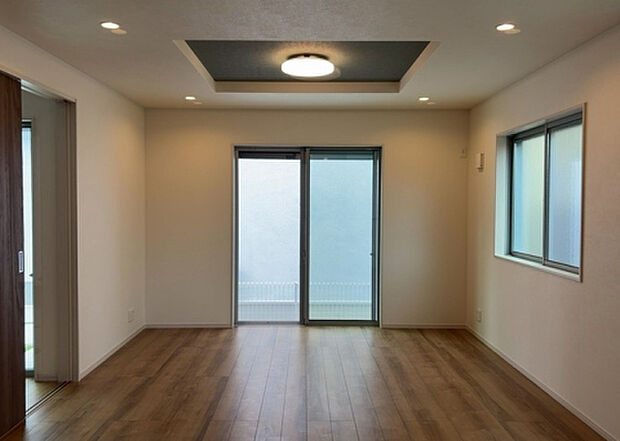 リビングの間取りの種類は大きくわけてリビングとダイニングが別になっているタイプ、リビングダイニング一体型です。どちらも一長一短ですので、家を選ぶ時はその両面をチェックして決めるようにしましょう。