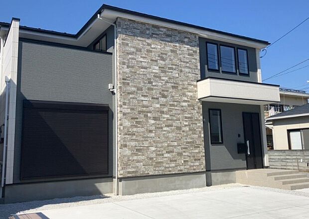 住宅用の土地では前面道路に2m以上接していなければならないと法律で定められています。しかし、お持ちの車のサイズやライフスタイルなどにより、2mでは利便が悪い場合もございますので、事前に確認しましょう。