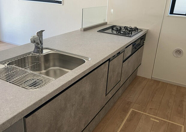 標準的なシステムキッチンの横幅は、165cm~300cm程度です。2100・2400・2550・2700などミリ単位で表記されます。普段どのように料理をするのかを想定しながら合ったサイズを選びましょう