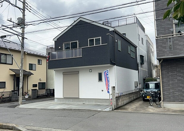 住宅用の土地では前面道路に2m以上接していなければならないと法律で定められています。しかし、お持ちの車のサイズやライフスタイルなどにより、2mでは利便が悪い場合もございますので、事前に確認しましょう。