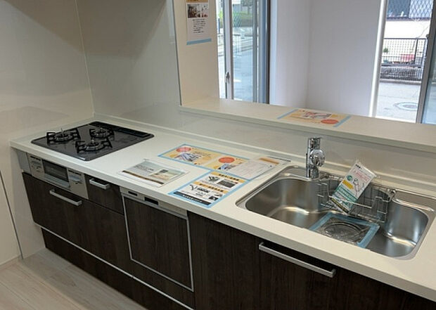 標準的なシステムキッチンの横幅は、165cm~300cm程度です。2100・2400・2550・2700などミリ単位で表記されます。普段どのように料理をするのかを想定しながら合ったサイズを選びましょう