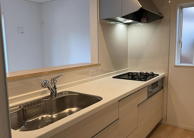 標準的なシステムキッチンの横幅は、165cm~300cm程度です。2100・2400・2550・2700などミリ単位で表記されます。普段どのように料理をするのかを想定しながら合ったサイズを選びましょう