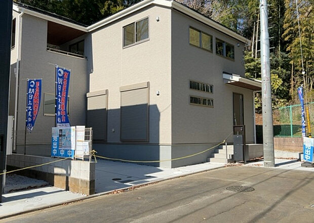 ついに完成致しました!現地をご見学に行く際は、道路の幅や周辺の交通量、施設などをご確認頂くことをおすすめします!物件の流れが早いため、内見をしたい方はお早めに当社営業までお問い合わせ頂きご予約下さい!