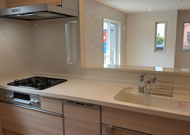 標準的なシステムキッチンの横幅は、165cm~300cm程度です。2100・2400・2550・2700などミリ単位で表記されます。普段どのように料理をするのかを想定しながら合ったサイズを選びましょう