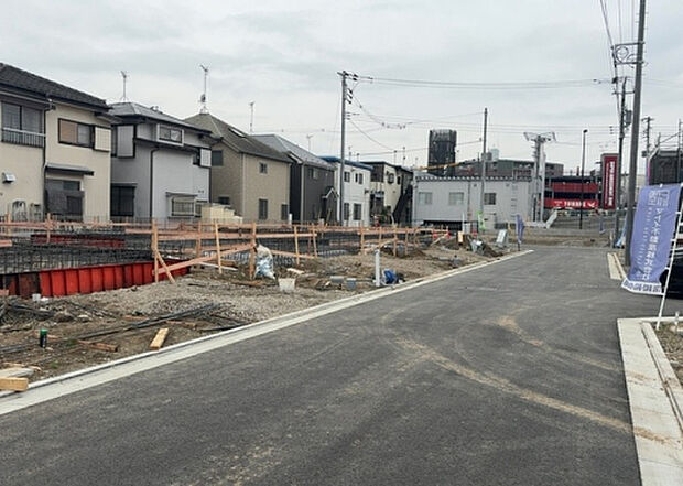 住宅用の土地では前面道路に2m以上接していなければならないと法律で定められています。しかし、お持ちの車のサイズやライフスタイルなどにより、2mでは利便が悪い場合もございますので、事前に確認しましょう。