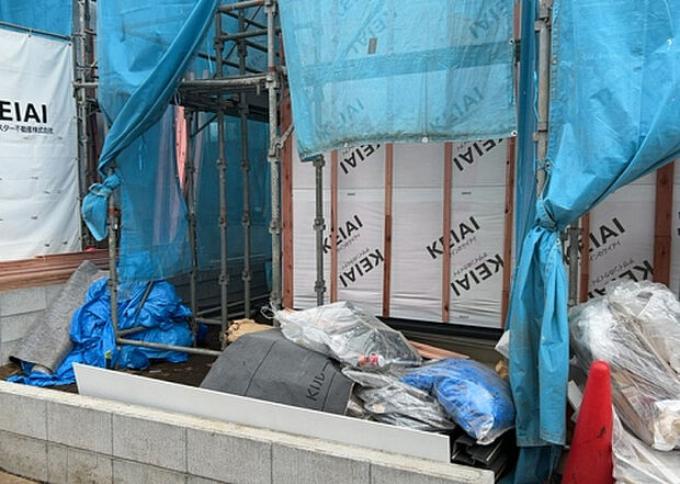 木造住宅とは土台、壁、柱など建築物の強度を支える構造体の材に木が使用されている構造を指します。構造体は建物の自重を支えるだけではなく風圧や水圧、積裁荷重などあらゆる衝撃に耐えるための基礎です。