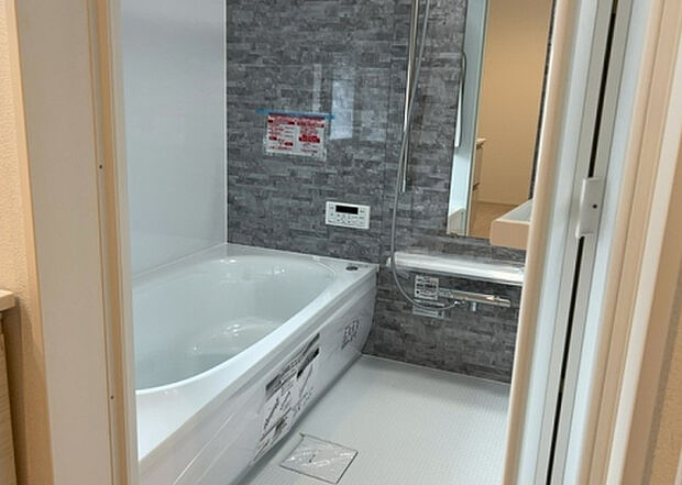 入浴時の快適さも大事なことですが、綺麗な状態を維持できなければ気持ちよく入浴できません。毎日の掃除が楽という点は大事なポイントになります!カビが生えにくく掃除がしやすい、壁や浴槽を選ぶといいでしょう。