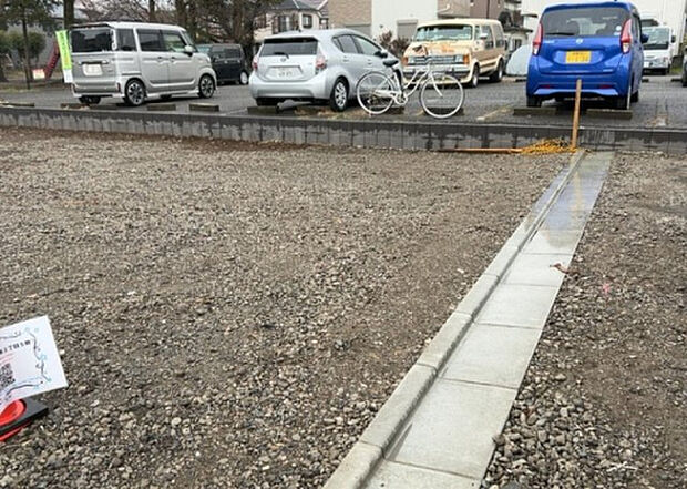 車一台あたりに必要なスペースは、標準サイズの普通自動車で横幅2m50cm、長さ5mは必要になります。ただし、乗降のことも考慮して横幅3m30cm、長さ5m50cmほどは確保できるところを選びましょう。