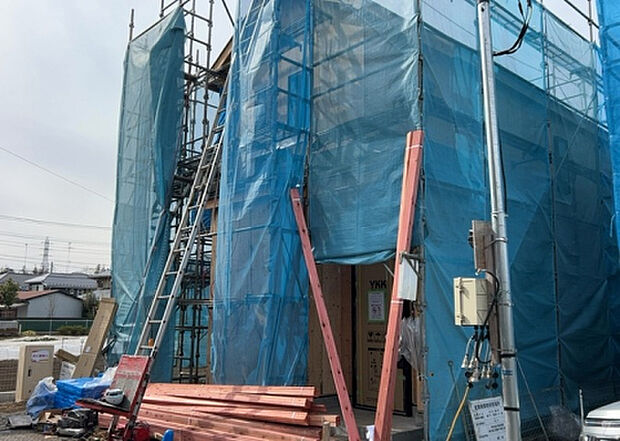 住宅用の土地では前面道路に2m以上接していなければならないと法律で定められています。しかし、お持ちの車のサイズやライフスタイルなどにより、2mでは利便が悪い場合もございますので、事前に確認しましょう。