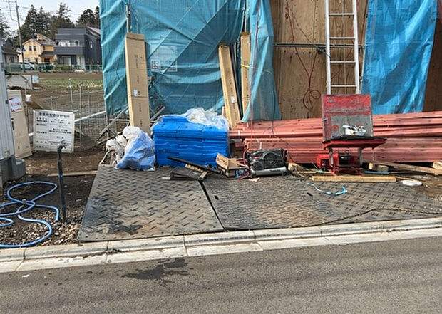 車一台あたりに必要なスペースは、標準サイズの普通自動車で横幅2m50cm、長さ5mは必要になります。ただし、乗降のことも考慮して横幅3m30cm、長さ5m50cmほどは確保できるところを選びましょう。