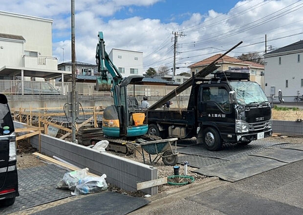 住宅用の土地では前面道路に2m以上接していなければならないと法律で定められています。しかし、お持ちの車のサイズやライフスタイルなどにより、2mでは利便が悪い場合もございますので、事前に確認しましょう。