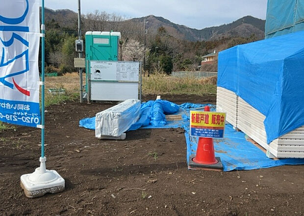 車一台あたりに必要なスペースは、標準サイズの普通自動車で横幅2m50cm、長さ5mは必要になります。ただし、乗降のことも考慮して横幅3m30cm、長さ5m50cmほどは確保できるところを選びましょう。