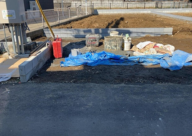 車一台あたりに必要なスペースは、標準サイズの普通自動車で横幅2m50cm、長さ5mは必要になります。ただし、乗降のことも考慮して横幅3m30cm、長さ5m50cmほどは確保できるところを選びましょう。