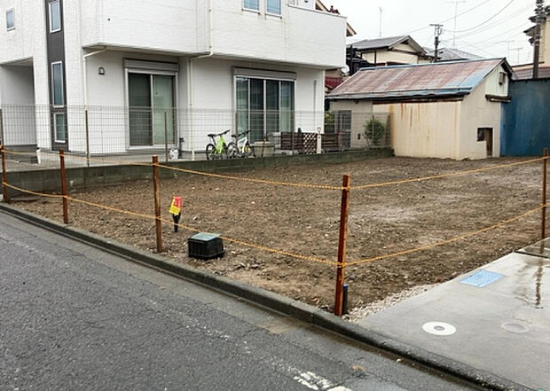 車一台あたりに必要なスペースは、標準サイズの普通自動車で横幅2m50cm、長さ5mは必要になります。ただし、乗降のことも考慮して横幅3m30cm、長さ5m50cmほどは確保できるところを選びましょう。