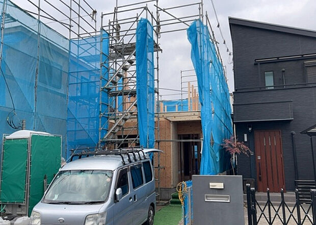 住宅用の土地では前面道路に2m以上接していなければならないと法律で定められています。しかし、お持ちの車のサイズやライフスタイルなどにより、2mでは利便が悪い場合もございますので、事前に確認しましょう。