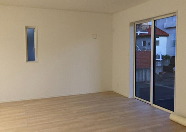 リビングの間取りの種類は大きくわけてリビングとダイニングが別になっているタイプ、リビングダイニング一体型です。どちらも一長一短ですので、家を選ぶ時はその両面をチェックして決めるようにしましょう。