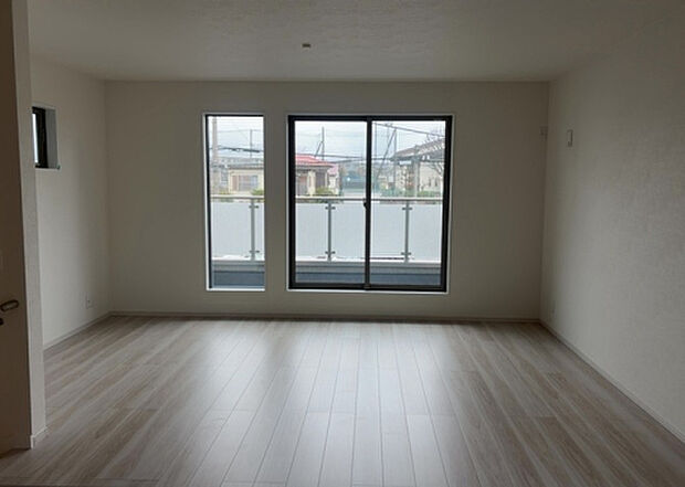 リビングの間取りの種類は大きくわけてリビングとダイニングが別になっているタイプ、リビングダイニング一体型です。どちらも一長一短ですので、家を選ぶ時はその両面をチェックして決めるようにしましょう。