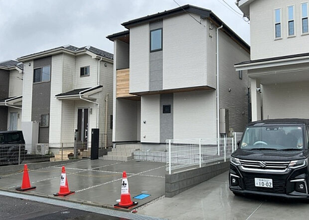 住宅用の土地では前面道路に2m以上接していなければならないと法律で定められています。しかし、お持ちの車のサイズやライフスタイルなどにより、2mでは利便が悪い場合もございますので、事前に確認しましょう。