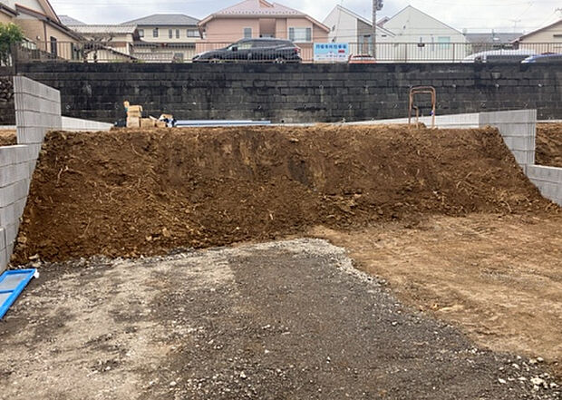 木造住宅とは土台、壁、柱など建築物の強度を支える構造体の材に木が使用されている構造を指します。構造体は建物の自重を支えるだけではなく風圧や水圧、積裁荷重などあらゆる衝撃に耐えるための基礎です。