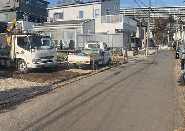 住宅用の土地では前面道路に2m以上接していなければならないと法律で定められています。しかし、お持ちの車のサイズやライフスタイルなどにより、2mでは利便が悪い場合もございますので、事前に確認しましょう。