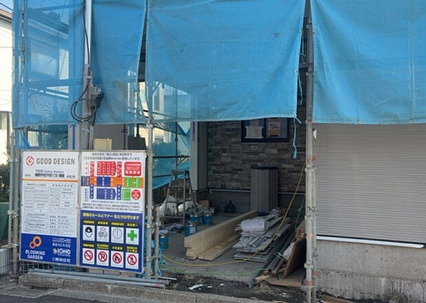 車一台あたりに必要なスペースは、標準サイズの普通自動車で横幅2m50cm、長さ5mは必要になります。ただし、乗降のことも考慮して横幅3m30cm、長さ5m50cmほどは確保できるところを選びましょう。