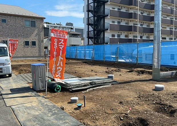 住宅用の土地では前面道路に2m以上接していなければならないと法律で定められています。しかし、お持ちの車のサイズやライフスタイルなどにより、2mでは利便が悪い場合もございますので、事前に確認しましょう。