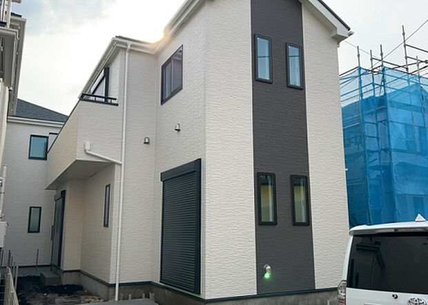 ついに完成致しました！現地をご見学に行く際は、道路の幅や周辺の交通量、施設などをご確認頂くことをおすすめします！物件の流れが早いため、内見をしたい方はお早めに当社営業までお問い合わせ頂きご予約下さい！