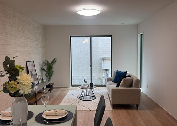 リビングの間取りの種類は大きくわけてリビングとダイニングが別になっているタイプ、リビングダイニング一体型です。どちらも一長一短ですので、家を選ぶ時はその両面をチェックして決めるようにしましょう。