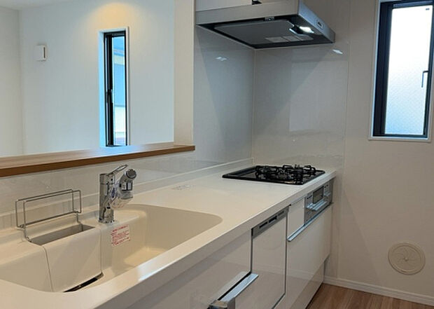 標準的なシステムキッチンの横幅は、165cm~300cm程度です。2100・2400・2550・2700などミリ単位で表記されます。普段どのように料理をするのかを想定しながら合ったサイズを選びましょう