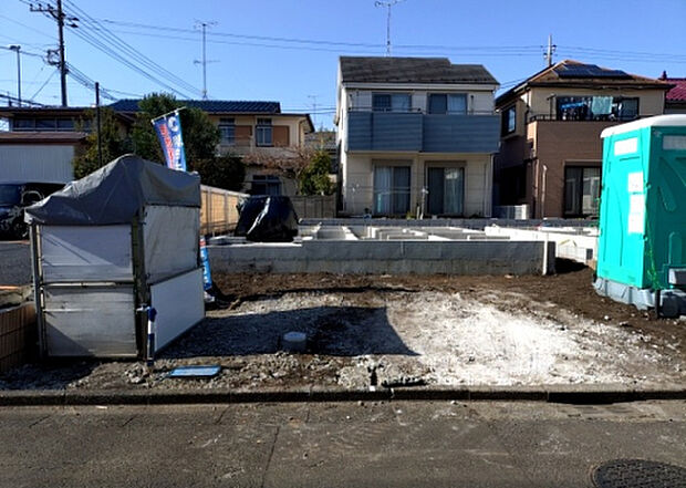 住宅用の土地では前面道路に2m以上接していなければならないと法律で定められています。しかし、お持ちの車のサイズやライフスタイルなどにより、2mでは利便が悪い場合もございますので、事前に確認しましょう。
